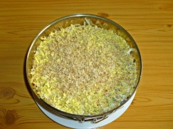 название картинки Салат с курицей, ананасами и сыром слоями