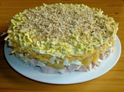 название картинки Салат с курицей, ананасами и сыром слоями