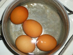 название картинки Салат с курицей, ананасами и сыром слоями