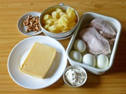 название картинки Салат с курицей, ананасами и сыром слоями