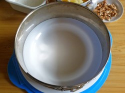 название картинки Салат с курицей, ананасами и сыром слоями