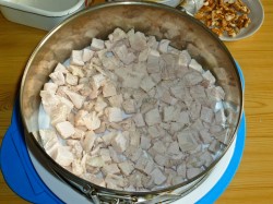 название картинки Салат с курицей, ананасами и сыром слоями