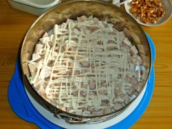 название картинки Салат с курицей, ананасами и сыром слоями