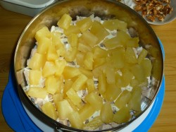 название картинки Салат с курицей, ананасами и сыром слоями