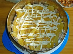 название картинки Салат с курицей, ананасами и сыром слоями