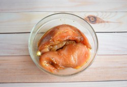 Салат с куриной грудкой слоями