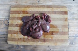 название картинки Салат с куриной печенью и солеными огурцами