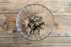 название картинки Салат с куриной печенью и солеными огурцами