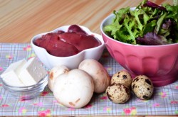 Салат с куриной печенью, шампиньонами и фетой