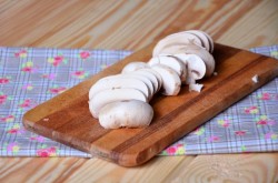 Салат с куриной печенью, шампиньонами и фетой