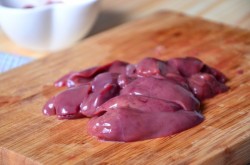 Салат с куриной печенью, шампиньонами и фетой