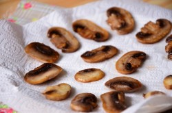 Салат с куриной печенью, шампиньонами и фетой