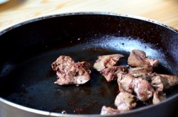 Салат с куриной печенью, шампиньонами и фетой