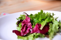 Салат с куриной печенью, шампиньонами и фетой