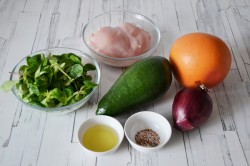 название картинки Салат с грейпфрутом курицей и авокадо