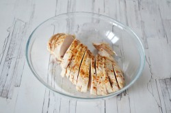 название картинки Салат с грейпфрутом курицей и авокадо