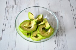 название картинки Салат с грейпфрутом курицей и авокадо