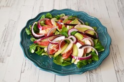 название картинки Салат с грейпфрутом курицей и авокадо