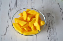 название картинки Салат с манго, авокадо и курицей