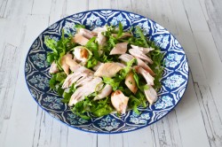 название картинки Салат с манго, авокадо и курицей