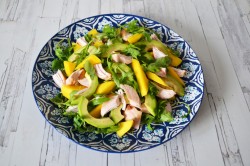 название картинки Салат с манго, авокадо и курицей