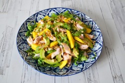 название картинки Салат с манго, авокадо и курицей