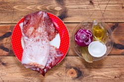 название картинки Салат с маринованными кальмарами и луком