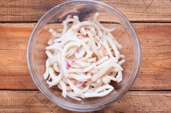 название картинки Салат с маринованными кальмарами и луком