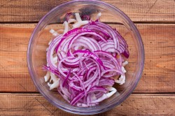 название картинки Салат с маринованными кальмарами и луком