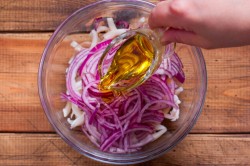 название картинки Салат с маринованными кальмарами и луком