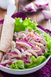 название картинки Салат с маринованными кальмарами и луком