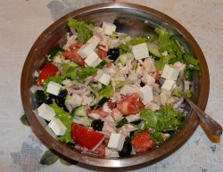 Салат с маслинами, огурцами, курицей и помидорами