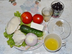Салат с маслинами, огурцами, курицей и помидорами