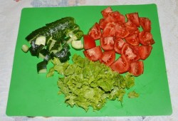 Салат с маслинами, огурцами, курицей и помидорами