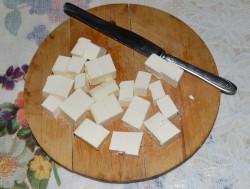 Салат с маслинами, огурцами, курицей и помидорами