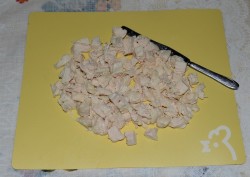 Салат с маслинами, огурцами, курицей и помидорами