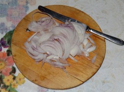 Салат с маслинами, огурцами, курицей и помидорами