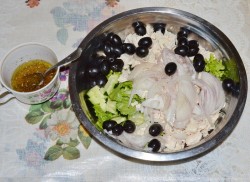 Салат с маслинами, огурцами, курицей и помидорами