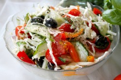 Салат с маслинами и помидорами с молодой капустой