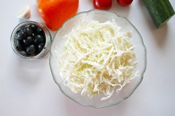 Салат с маслинами и помидорами с молодой капустой