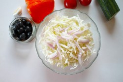 Салат с маслинами и помидорами с молодой капустой