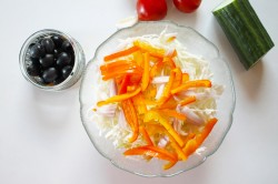 Салат с маслинами и помидорами с молодой капустой