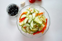 Салат с маслинами и помидорами с молодой капустой