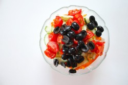 Салат с маслинами и помидорами с молодой капустой