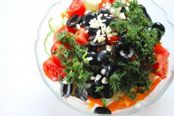 Салат с маслинами и помидорами с молодой капустой
