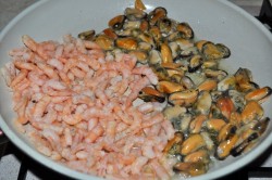 Салат с мидиями и креветками