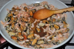 Салат с мидиями и креветками