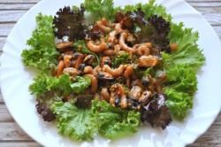 Салат с мидиями и креветками