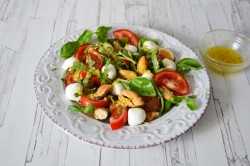 Салат с мидиями, моцареллой и рукколой