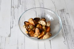 Салат с мидиями, моцареллой и рукколой